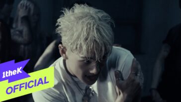 Baekho com cabelo platinado e piercings, expressando intensidade em um cenário escuro e dramático.