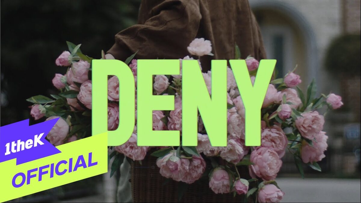 Pessoa segurando um cesto com flores rosas, com a palavra "DENY" em destaque ao centro.