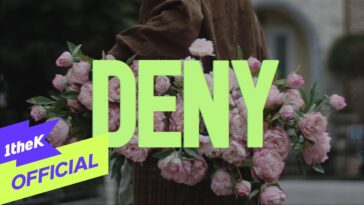 Pessoa segurando um cesto com flores rosas, com a palavra "DENY" em destaque ao centro.