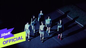 Seis jovens caminham juntas à noite, com sombras projetadas no chão, em um ambiente urbano.