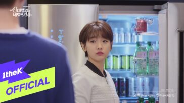 Uma jovem com cabelo curto observa enquanto alguém está de costas, em frente a uma geladeira cheia de bebidas.
