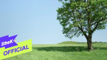 Cenário aberto com um grande árvore verde em um campo sob um céu azul claro.