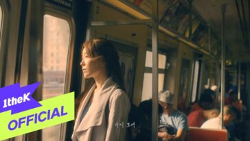 Lena Park observa a paisagem pela janela do metrô, enquanto passageiros estão sentados ao fundo.
