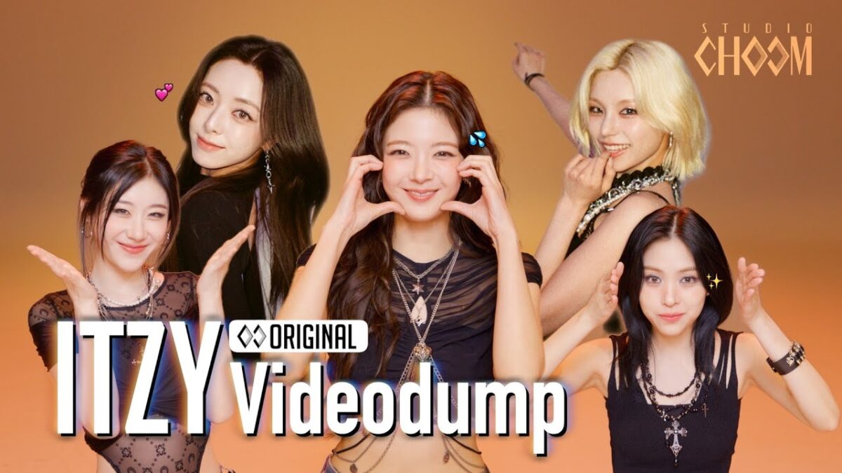 ITZY se apresenta com sorrisos e gestos animados em fundo laranja durante a performance de Tunnel Vision no Studio Choom.