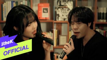 Lee Hyun e Ryu Minhee cantando juntos em um ambiente intimista, com prateleiras de livros ao fundo.