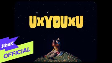 Um jovem sentado em um campo florido observa o céu estrelado com uma expressão sonhadora, ao fundo a palavra "UxYOUxU".