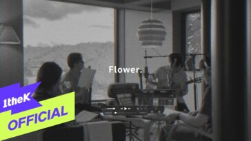 Quatro músicos em estúdio, tocando instrumentos e ensaiando a canção "Flower" em um ambiente iluminado.