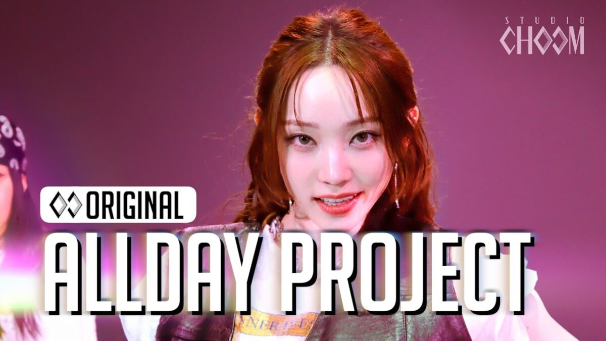 Artista em destaque com expressão cativante, fundo iluminado e logo do projeto ALLDAY PROJECT em destaque.