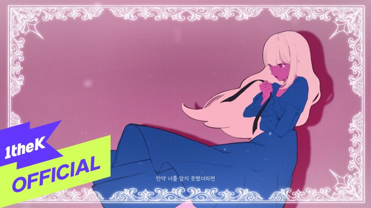 Menina com cabelo longo e liso, vestindo um vestido azul, sentada em fundo rosa decorado com bordas brancas.