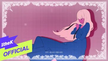 Menina com cabelo longo e liso, vestindo um vestido azul, sentada em fundo rosa decorado com bordas brancas.