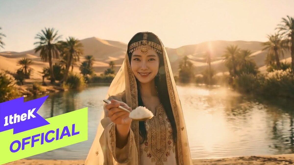 Mulher sorridente com vestimenta tradicional segura um prato de arroz em frente a um lago e palmeiras ao fundo.