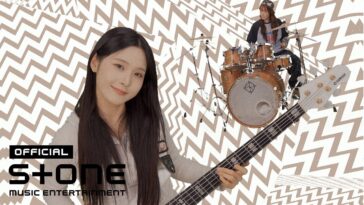 Música vibrante com uma mulher tocando baixo e um baterista ao fundo, em um cenário com padrão zig-zag.