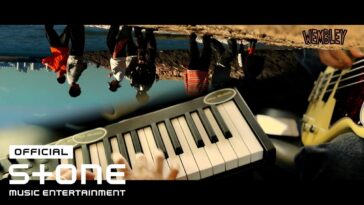 Grupo musical se apresenta em um cenário urbano, com foco em instrumentos musicais e a atmosfera de Wembley.