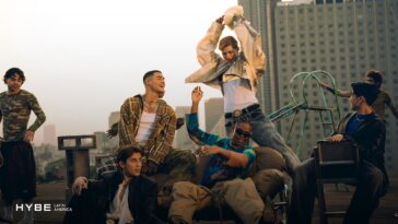 Grupo de jovens se divertindo em um telhado, com roupas estilosas e uma atmosfera vibrante ao fundo.