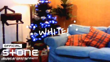 Uma árvore de Natal decorada com luzes azuis e presentes em um ambiente aconchegante com sofá azul e almofadas.