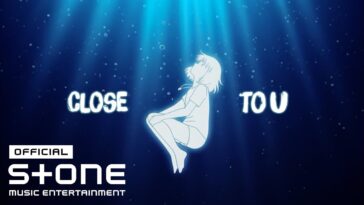 Animação de uma figura feminina flutuando em um fundo azul com a frase "CLOSE TO U" destacada.