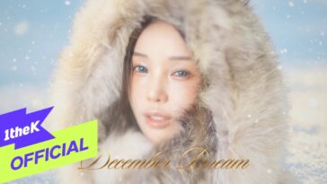 Cantora Nam Gyu Ri com capuz de pele, fundo nevado e olhar sonhador, destacando a atmosfera do videoclipe.