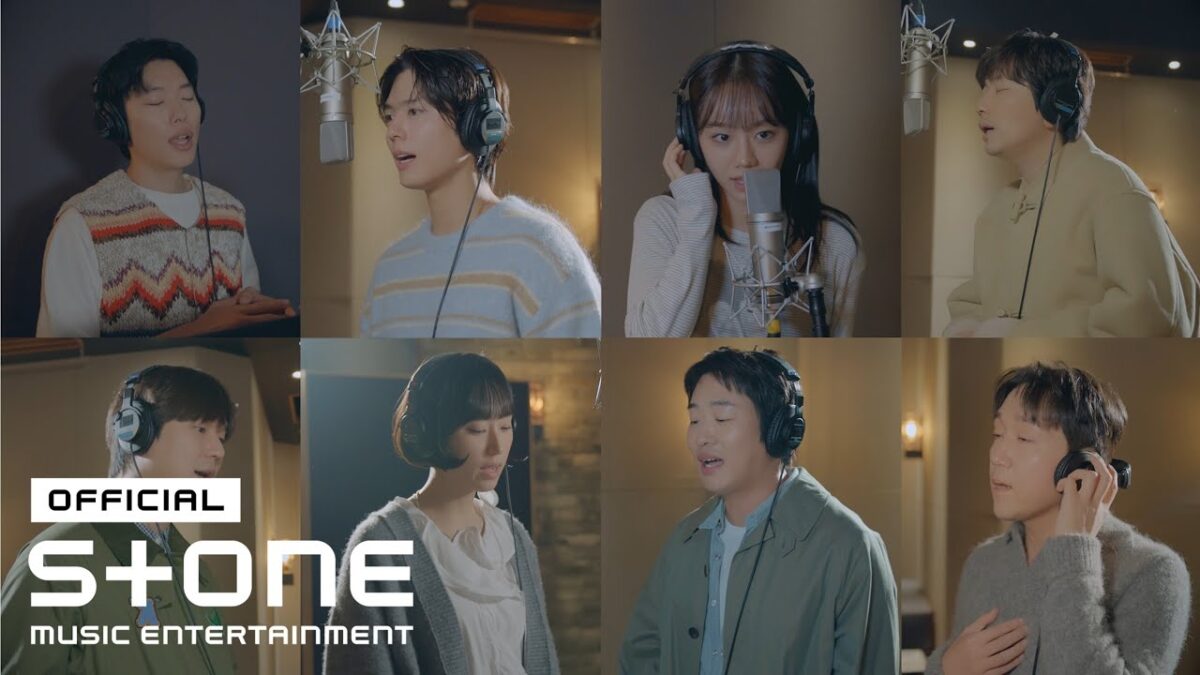 Grupo Ssangmundong Children canta em estúdio, com oito integrantes em diferentes momentos de gravação.