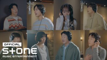 Grupo Ssangmundong Children canta em estúdio, com oito integrantes em diferentes momentos de gravação.