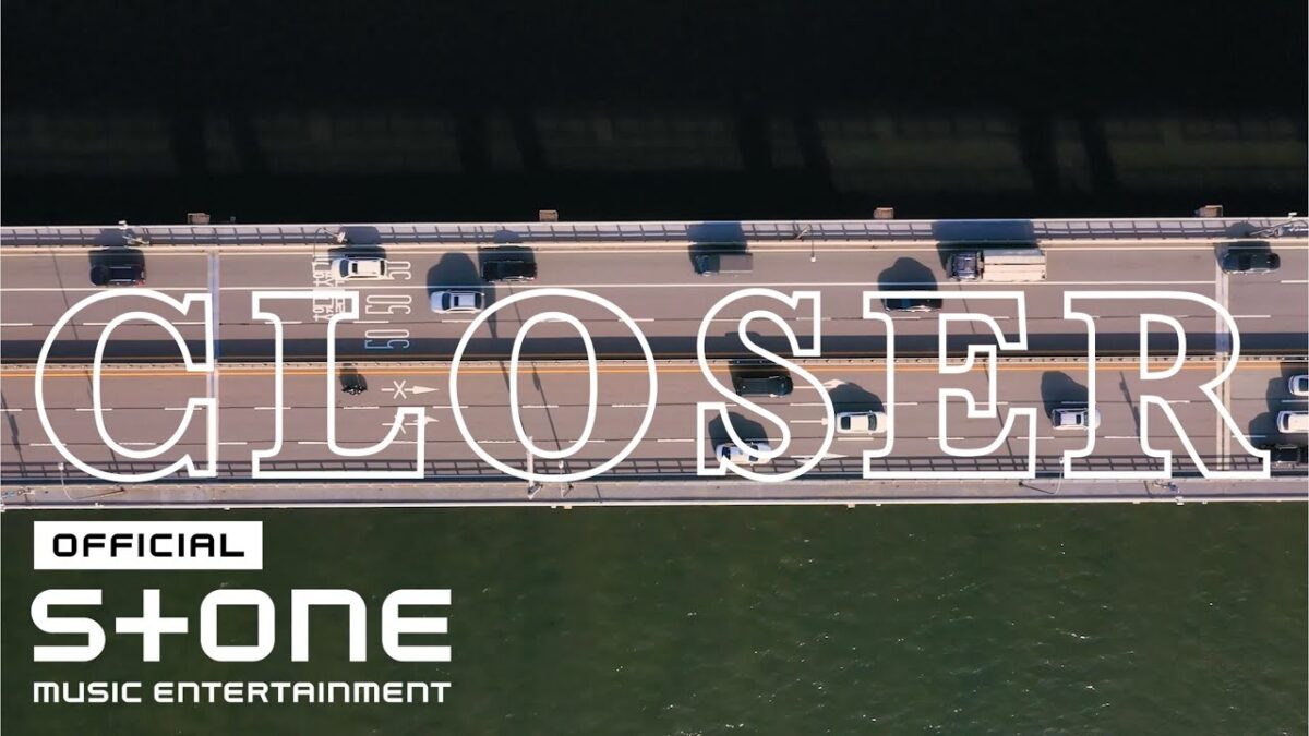 Vista aérea de uma ponte com carros trafegando, destacando a palavra "CLOSER" em grande destaque.