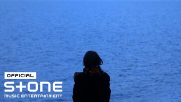 Pessoa contemplando o mar em um ambiente tranquilo, refletindo sobre amor e intimidade.