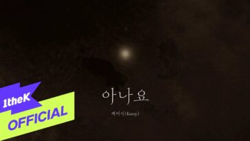 Fundo escuro com uma luz suave e o texto "아나요" e "Kassy" em destaque. Logo 1theK no canto.