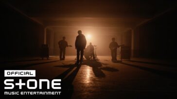 Quatro músicos se apresentam em um espaço escuro, iluminados por uma luz suave e melancólica.