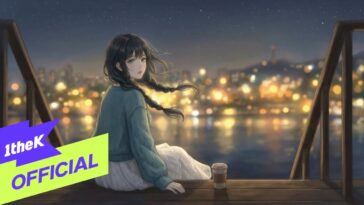 Uma jovem sentada à beira de um cais, observando a cidade iluminada ao anoitecer, com um copo de café ao lado.