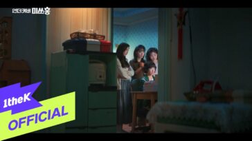 Quatro garotas observam atentamente uma tela de computador em um ambiente iluminado suavemente.