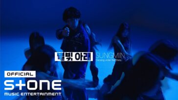 SUNGMIN se destaca em uma coreografia envolvente, rodeado por dançarinos sob luzes azuis.
