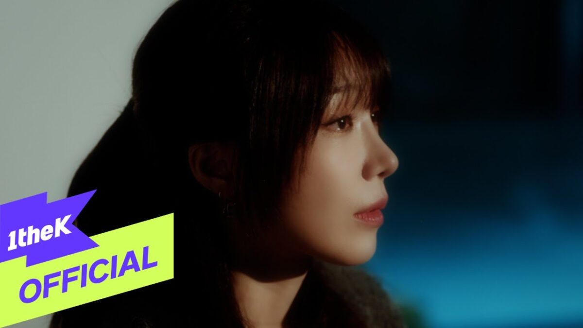 Jeong Eun Ji em perfil, com iluminação suave, destacando suas expressões em um clipe musical.