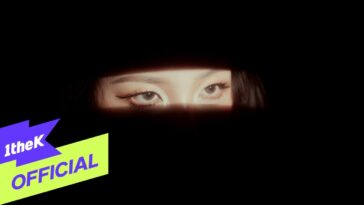 Olhos intensos de uma jovem em um fundo escuro, com um destaque em iluminação suave.