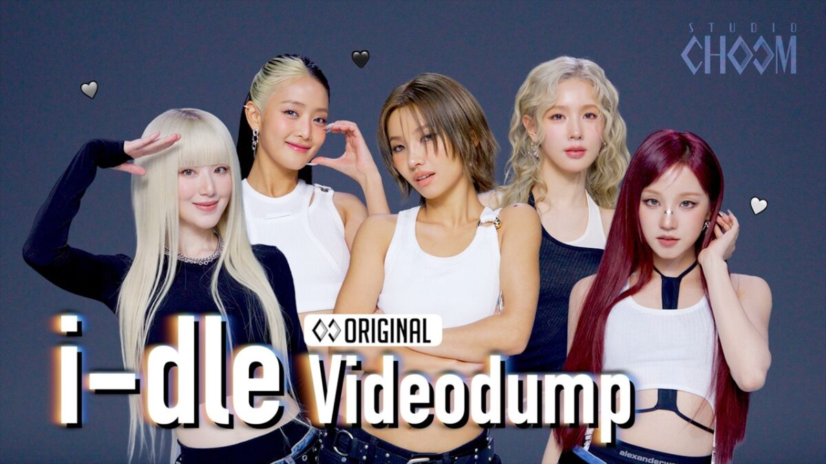 Cinco integrantes do grupo i-dle posam com looks estilizados em fundo neutro, com o título "i-dle Videodump".