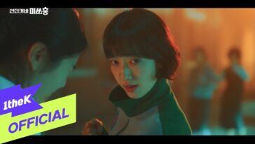 Lee Sang Mi com olhar intenso em cena iluminada, destacando sua expressão e a atmosfera envolvente ao fundo.