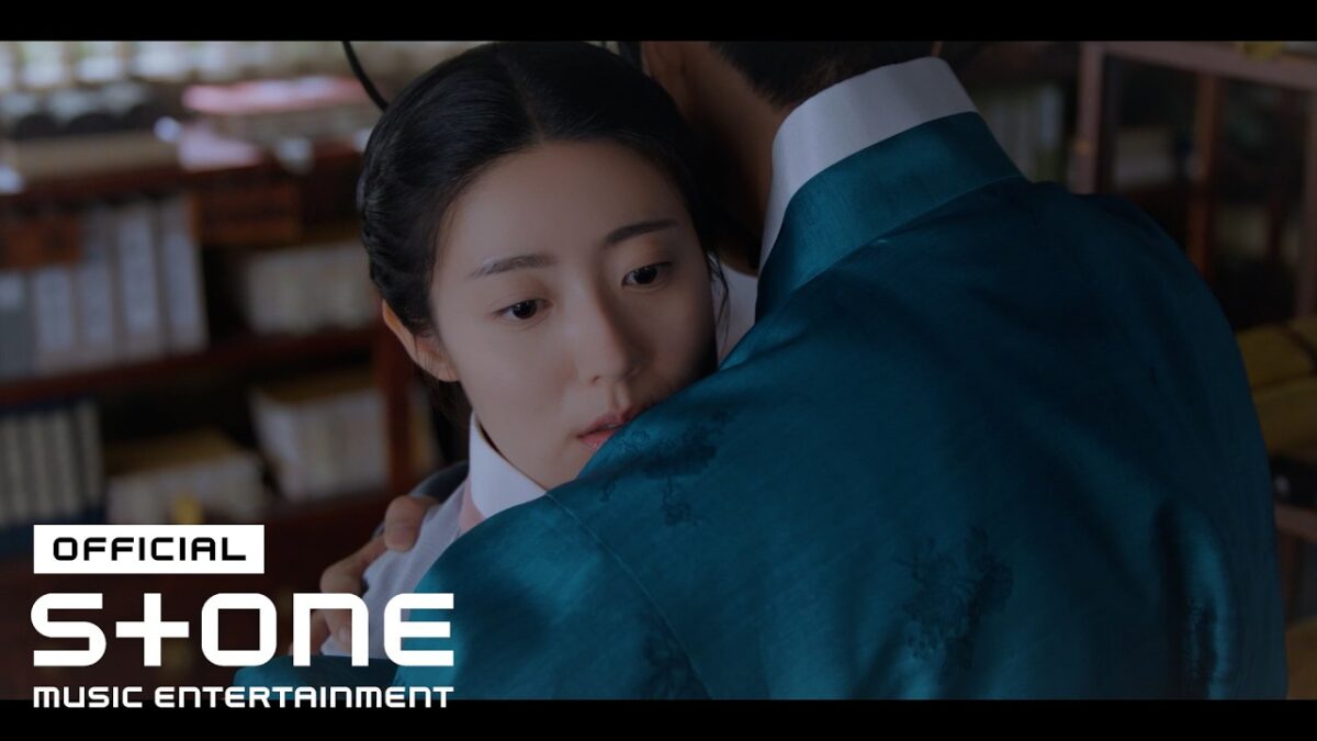 Choi Eunbin expressa emoção enquanto é abraçada por um personagem em cenário histórico.