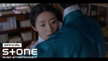 Choi Eunbin expressa emoção enquanto é abraçada por um personagem em cenário histórico.