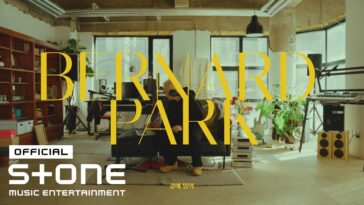Bernard Park está sentado em um estúdio musical, cercado por equipamentos e decoração moderna.