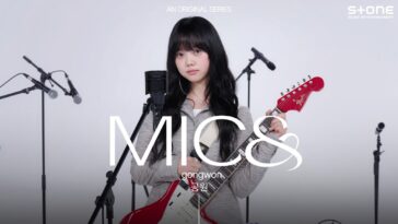 Gongwon toca guitarra e canta ao vivo, transmitindo emoção durante a apresentação de 'Minha Arma'.