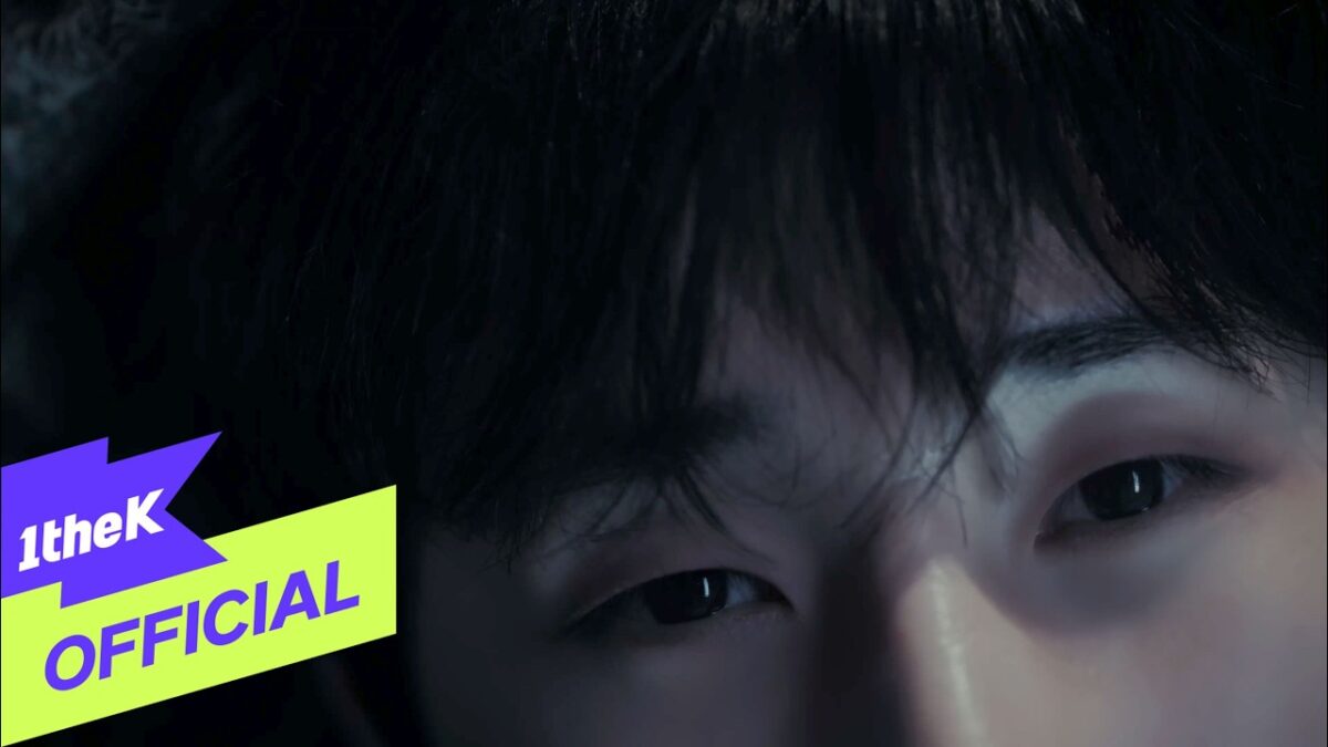 Olhos de Kim Sung Kyu em close, com cabelo escuro e fundo sutilmente iluminado, destacando uma atmosfera introspectiva.