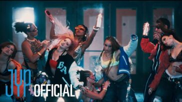 Grupo de mulheres dançando em um videoclipe, com roupas vibrantes e elementos de estilo urbano moderno.