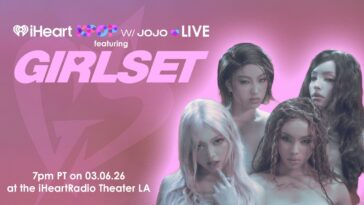 Quatro integrantes do GIRLSET posam com expressões sérias em fundo rosa, promovendo show no iHeartKPOP com JoJo.