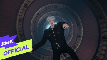 Jovem com cabelo claro dança em um cenário virtual de espiral, destacando-se com roupa escura e expressão intensa.