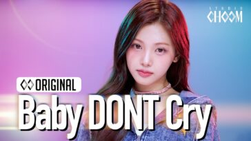 Jovem com cabelo longo e liso, usando colar e blusa de moletom, em fundo colorido com texto "Baby DON’T Cry".