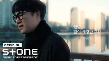 Kang Hee Soo canta em ambiente urbano, com arranha-céus ao fundo e uma expressão contemplativa.