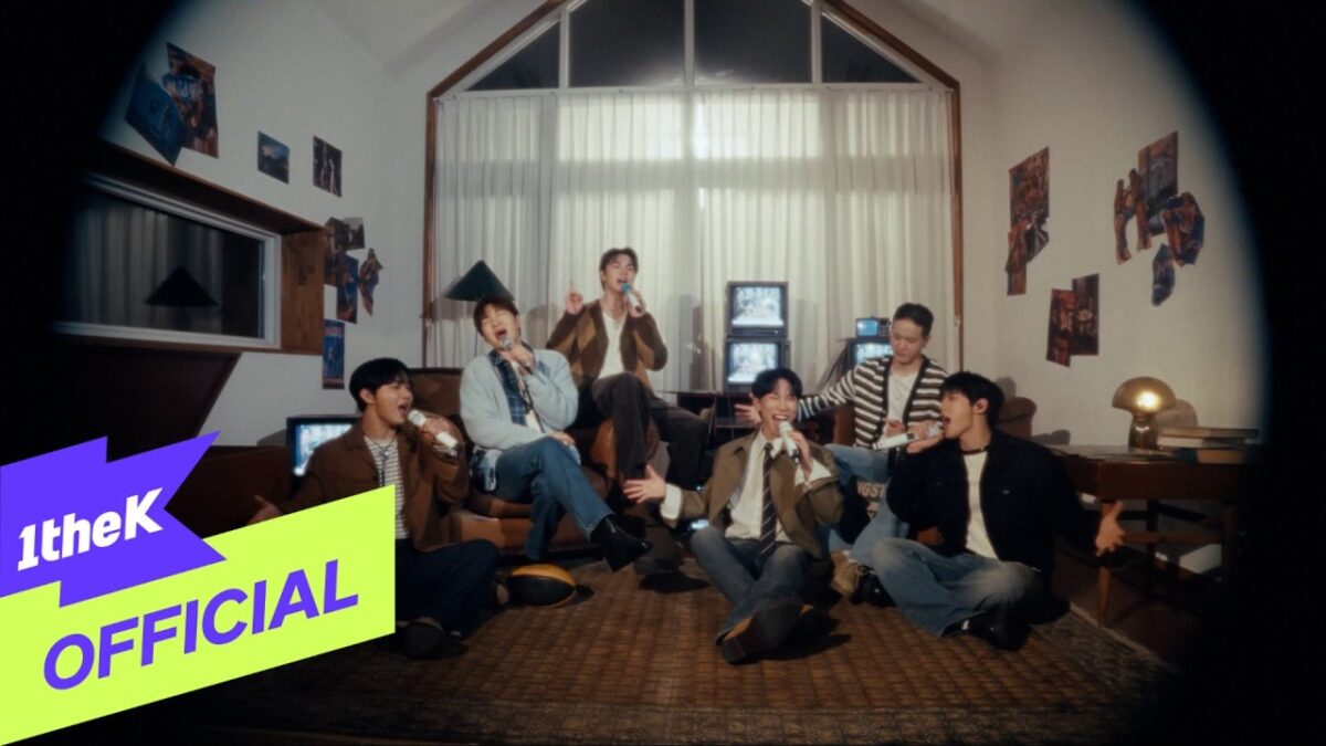 Seis membros do BTOB cantando em um ambiente aconchegante, cercados por objetos decorativos e uma luz suave.