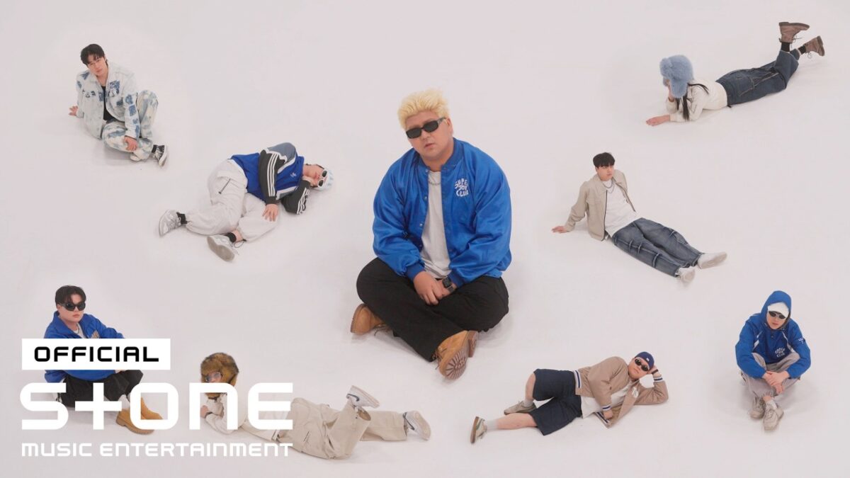 Grupo de jovens artistas em poses descontraídas, com roupas casuais e coloridas, em fundo branco.
