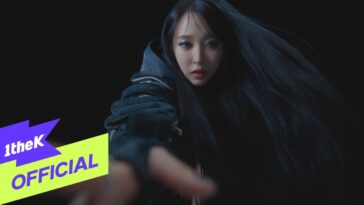Moon Byul com cabelo longo e preto, estendendo a mão em um cenário escuro, transmitindo uma atmosfera intensa.