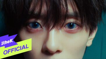 Olhos expressivos em close-up, com cabelos soltos e fundo em tons de verde. Logo "1theK" em destaque.