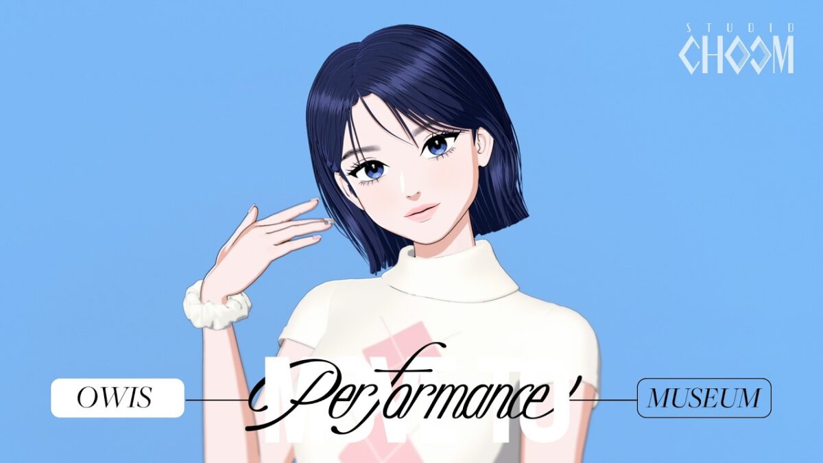 Jovem com cabelo preto e liso, usando blusa branca, posa em fundo azul com texto "OWIS Performance Museum".