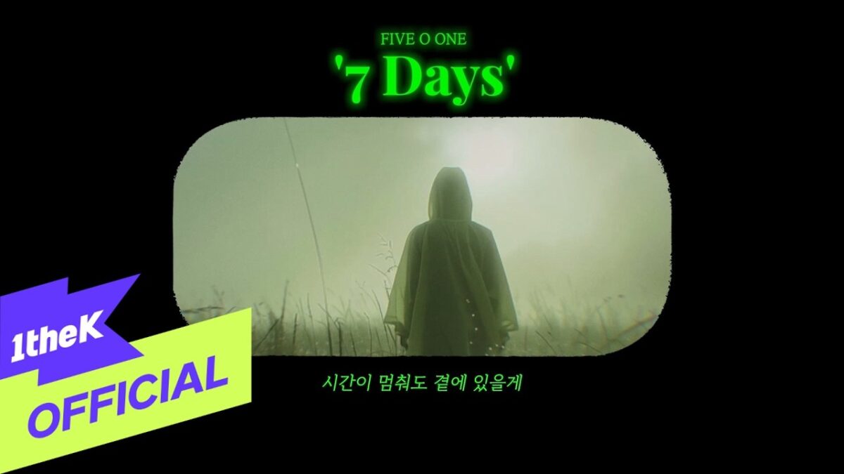 Cena do MV "7Days" com uma figura de costas em um campo nebuloso, vestindo uma capa, sob uma luz suave.
